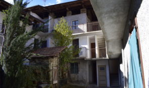 Casale in centro storico a Brovello Carpugnino