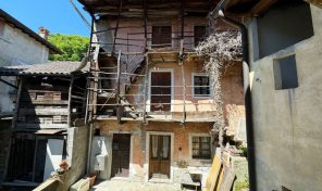 Casa di corte a Massino Visconti