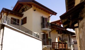 Villetta con garage nel centro storico di  Massino Visconti