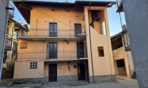 Casa di corte in centro storico di Massino Visconti