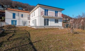 Villetta termoautonoma fronte lago con autorimessa e giardino a Massino Visconti