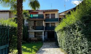 Casa con giardino in centro storico a Massino Visconti