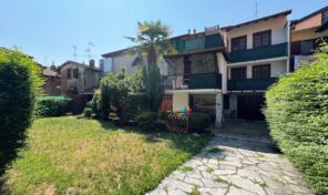 Casa con giardino in centro storico a Massino Visconti