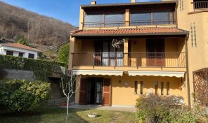 Porzione villa schiera con giardino e vista lago a Massino Visconti